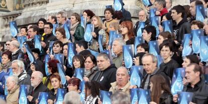 Miembros de Tantaz tanta, en una concentración ante el Ayuntamiento de Bilbao.