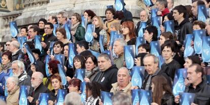 Miembros de Tantaz tanta, en una concentración ante el Ayuntamiento de Bilbao.