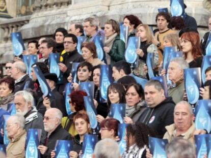 Miembros de Tantaz tanta, en una concentración ante el Ayuntamiento de Bilbao.