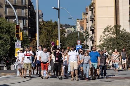 En la imagen un grupo de turistas cruzando la Diagonal a la altura de la Calle Marina, en una imagen de archivo