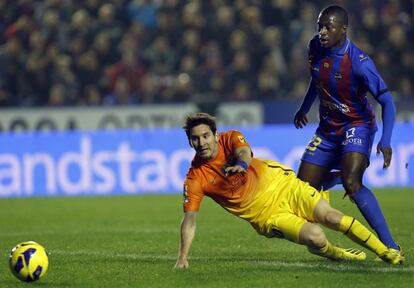 Messi pelea un balón con Diop.