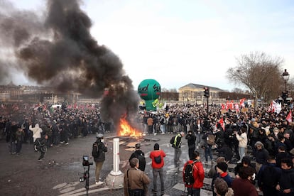 Manifestantes alrededor de una hoguera en la plaza de la Concordia de París, este jueves. 