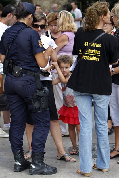 Una policía pide la documentación a la presidenta de la asociación, antes de la concentración.