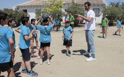 Calder&oacute;n rodeado de algunos de los ni&ntilde;os del campamento.