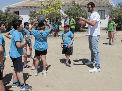 Calder&oacute;n rodeado de algunos de los ni&ntilde;os del campamento.