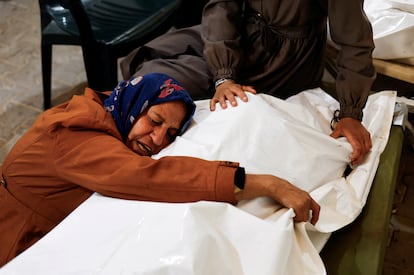 Una mujer llora junto a el cadáver de un palestino muerto en un ataque israelí sobre Rafah, este miércoles.