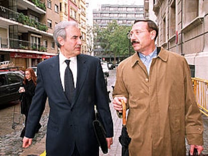 El director general de Baxter España, Diego Manzanera, a la izquierda, con su abogado.