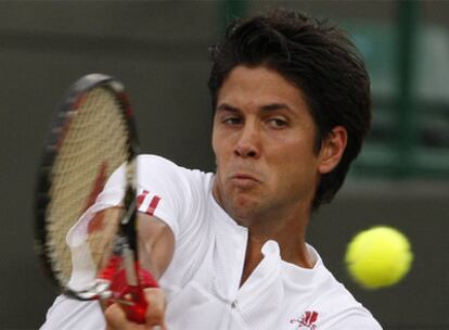 Fernando Verdasco devuelve la pelota a Ivo Karlovic.