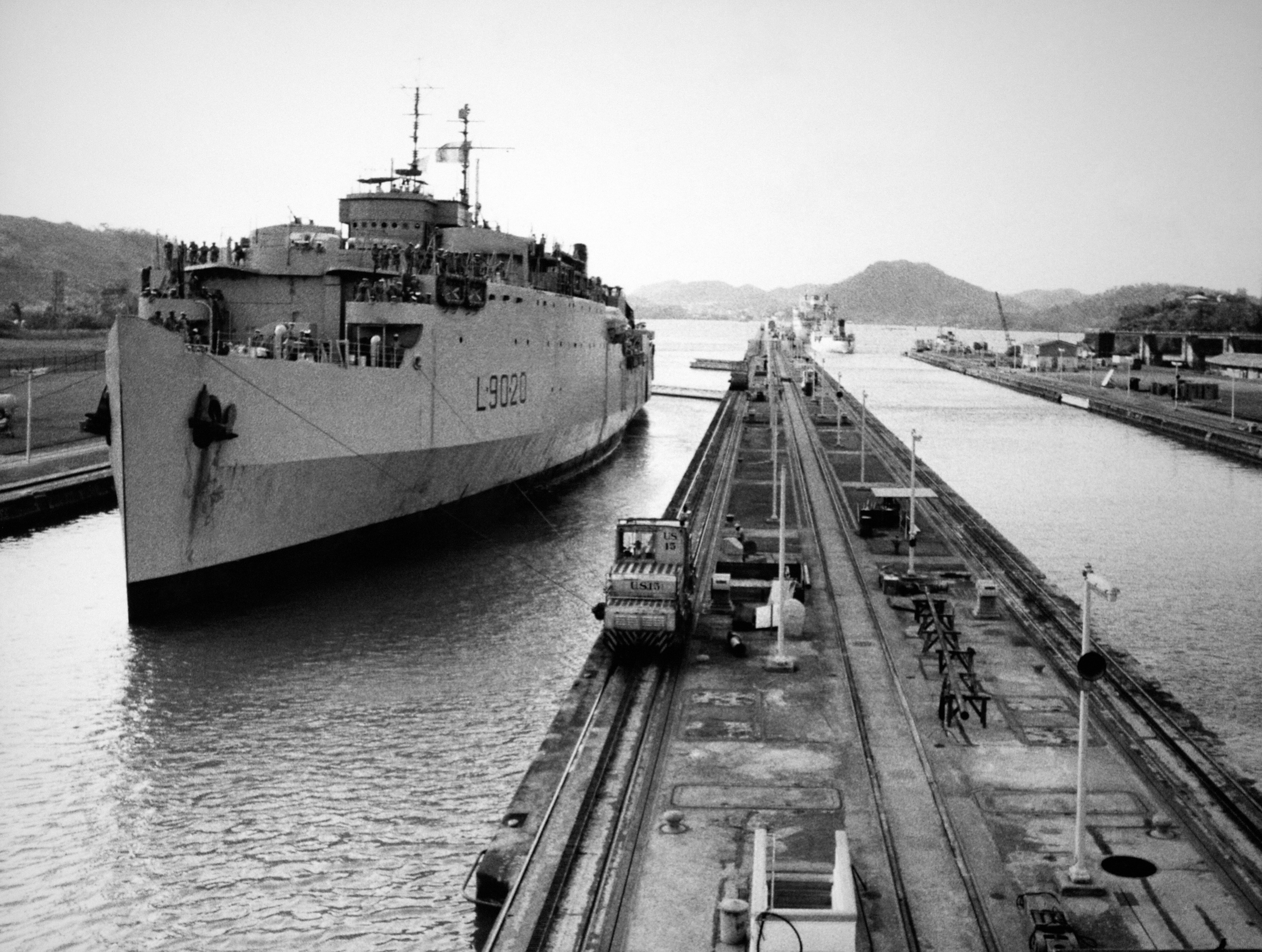 Uno de los primeros barcos que cruzó el canal, en torno a 1914.