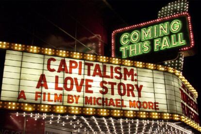 Luminoso del cine State en Traverse City anunciando la película de Moore.