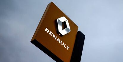 Logotipo del fabricante de automóviles Renault en un concesionario de Vertou, cerca de Nantes (Francia).  