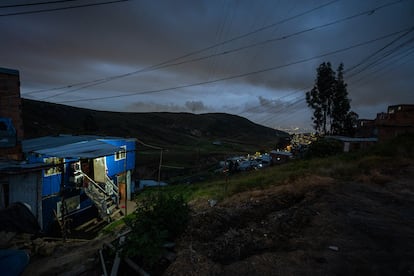 Escena nocturna en Verbenal Sur. El barrio se encuentra en medio de un barranco, donde hay riesgos de deslave.