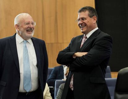  El vicepresidente primero de la Comisión Europea, Frans Timmermans (izq), conversa con el vicepresidente de la Comisión Europea (CE) a cargo de la Unión Energética, Maros Sefcovic. EFE/ Olivier Hoslet