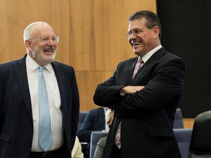  El vicepresidente primero de la Comisión Europea, Frans Timmermans (izq), conversa con el vicepresidente de la Comisión Europea (CE) a cargo de la Unión Energética, Maros Sefcovic. EFE/ Olivier Hoslet