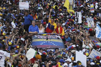 El candidato de la oposici&oacute;n a las elecciones del domingo, Henrique Capriles, avanza entre la muchedumbre durante el acto de cierre de campa&ntilde;a este juves 11 de abril en Barquisimeto.