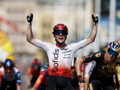 Victor Lafay (Cofidis) celebra su victoria en la segunda etapa del Tour de Francia este domingo, a su llegada a San Sebastián.