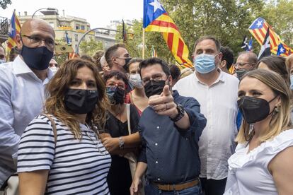 En la marcha, las formaciones políticas no se han ubicado en la cabecera y han participado por separado. En la imagen, Raül Romeva, Dolors Bass, Pere Aragonès y Oriol Junqueras.