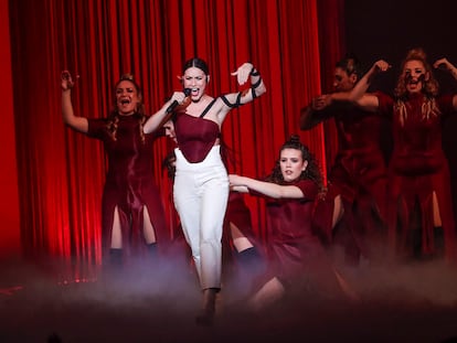 Blanca Paloma actuando junto a sus coristas y bailarinas en la final del Benidorm Fest 2023.