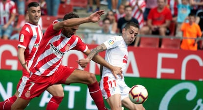 Stuani y Peña disputan el balón durante el partido.