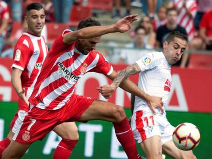 Stuani y Peña disputan el balón durante el partido.