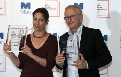 La traductora Jessica Cohen y el escritor David Grossman, en Londres tras recibir el premio Man Booker.