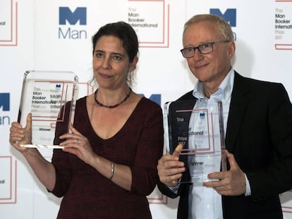 La traductora Jessica Cohen y el escritor David Grossman, en Londres tras recibir el premio Man Booker.