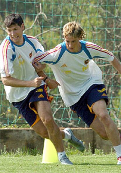 La selección española inicia los entrenamientos en tierras portuguesas con la mirada puesta en el partido de debut, frente al combinado ruso. En la imagen, Luque y Fernando Torres realizan un ejercicio.