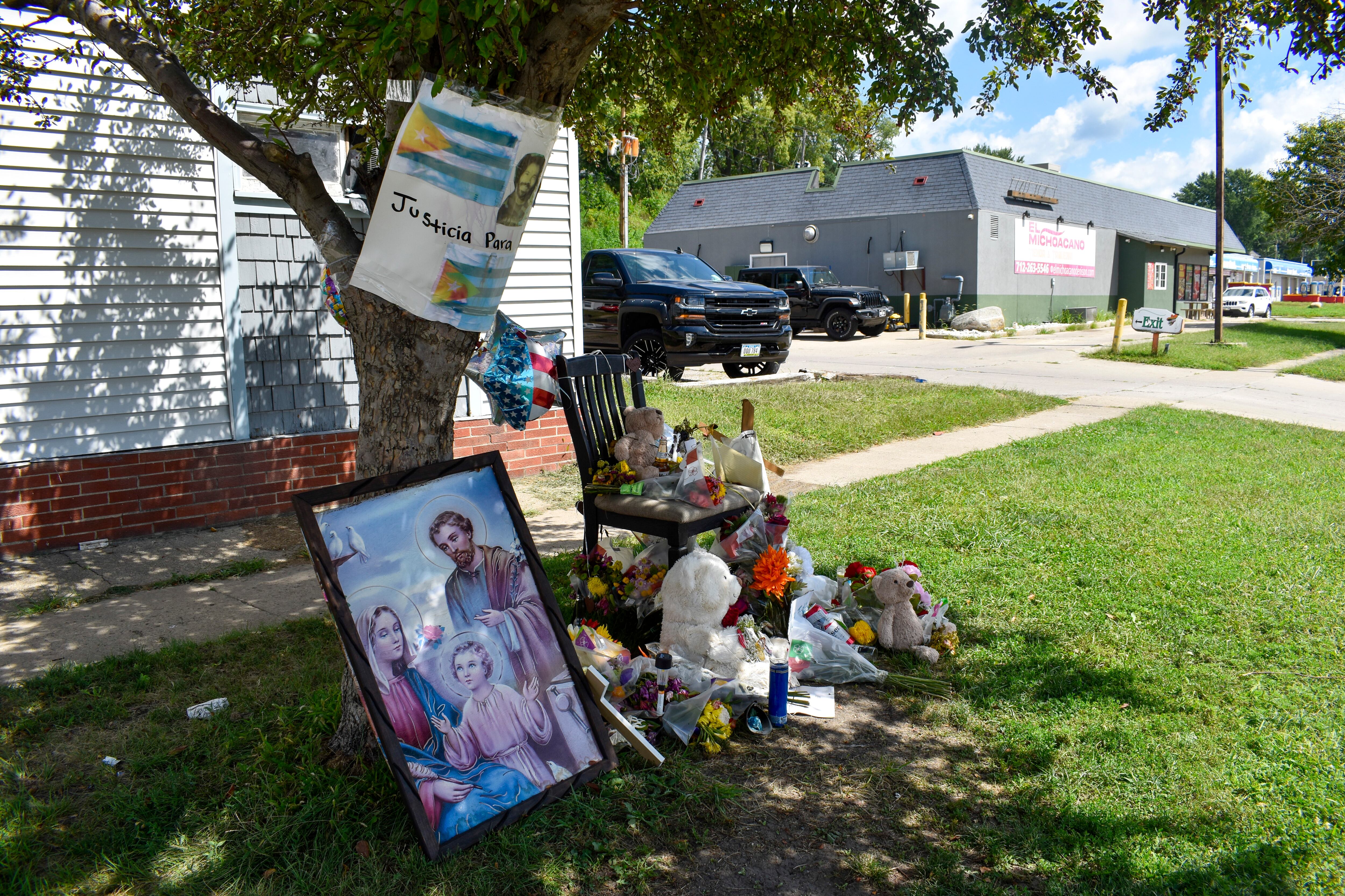 Ofrenda para Feglys en el parque donde fue asesinado, el 21 de agosto.
