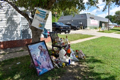 Ofrenda para Feglys Antonio Campos-Arriba en el parque donde fue asesinado en Denison, Iowa, el 21 de agosto de 2025.