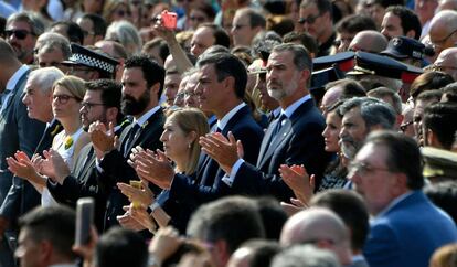 Els Reis (centre) juntament amb la resta de personalitats participen en l'homenatge a la plaça de Catalunya.