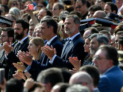 Els Reis (centre) juntament amb la resta de personalitats participen en l'homenatge a la plaça de Catalunya.