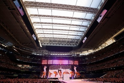 Miles de personas asisten en el estadio Santiago Bernabéu al concierto de Taylor Swift, este martes en Madrid. 