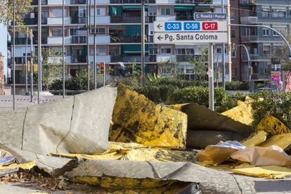 Parte del material aislante del Centro Deportivo Municipal de Can Dragó de Nou Barris ha caído sobre la zona circundante. La intensidad del viento ha llevado al Ayuntamiento de Barcelona a activar el Plan de Emergencia Municipal.