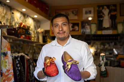Daniel Arellano, Antonio's son, has carried on the family tradition and has his own shoe shop, where he used to repair Pope Francis' orthopedic shoes.