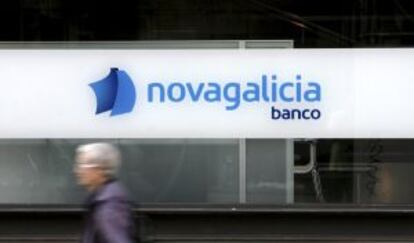 Una mujer pasa por delante de una oficina de Novagalicia Banco.