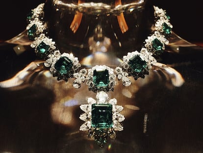 Collar de brillantes y esmeraldas que Richard Burton regaló a Elisabeth Taylor y que la firma italiana adquirió en una subasta en 2011.