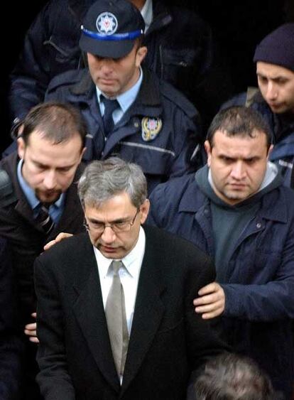 Pamuk abandona el juzgado de Estambul, escoltado por policías, en 2005.