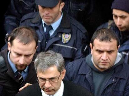 Pamuk abandona el juzgado de Estambul, escoltado por policías, en 2005.