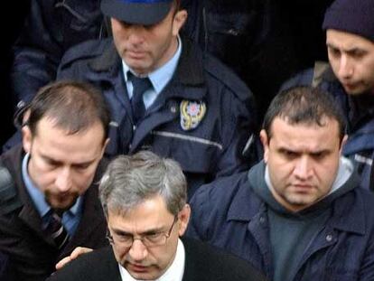 Pamuk abandona el juzgado de Estambul, escoltado por policías, en 2005.