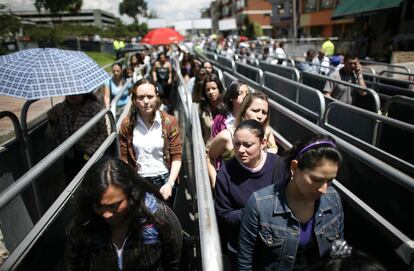 Ciudadanos colombianos hacen cola para acceder a un centro electoral en Bogotá. Las encuestas antes de las elecciones pronostican que la participación podría ascender hasta el 70%.