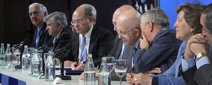 Reunión de la cúpula directiva de la CEOE, el pasado diciembre, presidida por Díaz Ferrán (tercero por la izquierda).