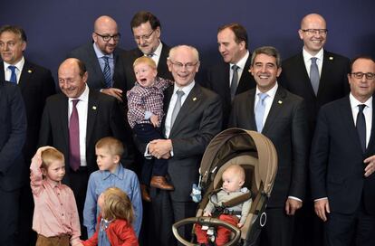 El presidente del Consejo Europeo, Herman Van Rompuy, posa con sus nietos, durante la foto de familia de la cumbre europea en la sede del Consejo de Europa en Bruselas.
