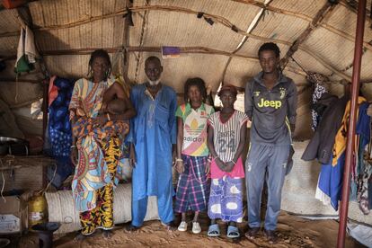 Abdoulaye Houceini, de 68 años, junto a su mujer, Hadijatou Sitta, de 48, tres de sus hijos y un sobrino en su caseta en el campo de refugiados de Goudébou. Houceini huyó junto a su familia de Tessi, en la región maliense de Gao, debido al conflicto y dejando todo detrás. “Perdí mis vacas, pero vivir en paz es más importante”, asegura.