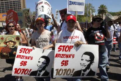 Pancartas solicitando a Obama el veto a la ley de inmigración aprobada en Arizona.