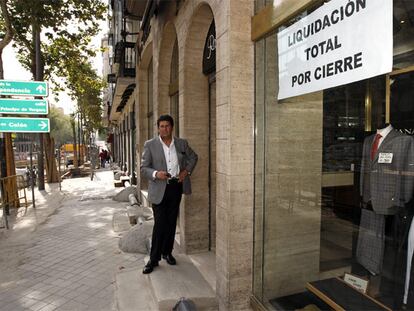 EL SASTRE DE AZNAR SE VA. En su establecimiento, en el 23 de Serrano, Rafael Yuste habla de una profesión en vías de extinción. "Ahora no seremos más de 20 sastres en Madrid", explica Yuste, que se muestra orgulloso de tener a clientes como el ex presidente Aznar. Ahora ha decidido jubilarse. El local se convertirá en una zapatería de su grupo empresarial.