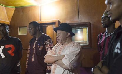 Salif Keita supervisa la grabación de los ensayos de Les Ambassadeurs en su estudio del centro cultural Moffou, en Bamako, el 28 de junio de 2014.