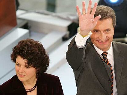 El primer ministro de Baden-Württemberg, Günther Oettinger (CDU), y su rival Ute Vogt (SPD), ayer en Stuttgart.