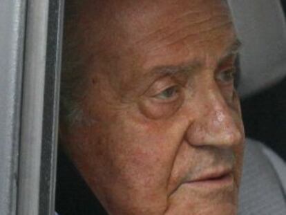 Spain&#039;s King Juan Carlos looks on from inside a car as he leaves a Madrid hospital after being discharged. 