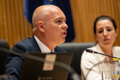 Jesús Muñoz, vicepresidente de ANAVID, y la diputada de Vox Rocío de Meer, durante la presentación de las jornadas en el Congreso.