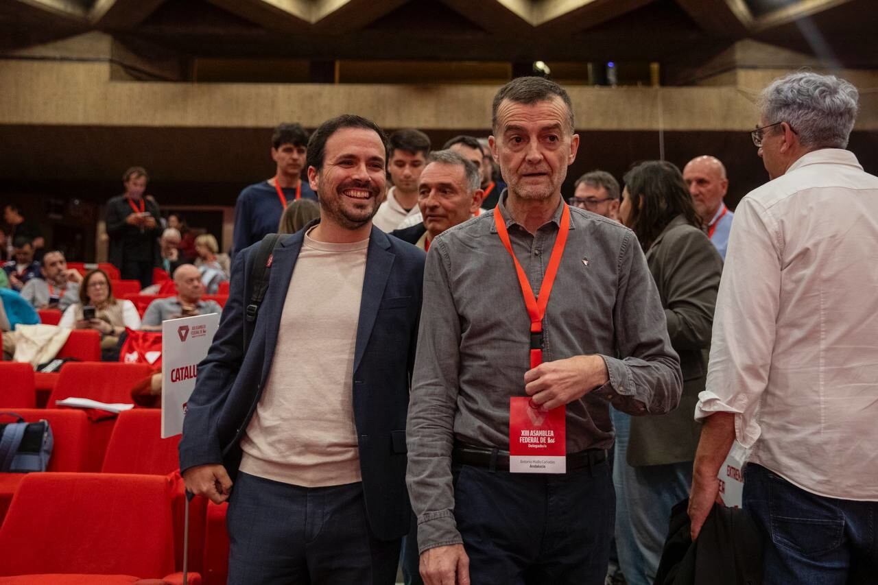 El exministro y exlíder de IU Alberto Garzón asiste a la primera jornada de la asamblea federal de IU, que se celebró este sábado en la sede de UGT en Madrid, junto al futuro coordinador federal Antonio Maíllo.